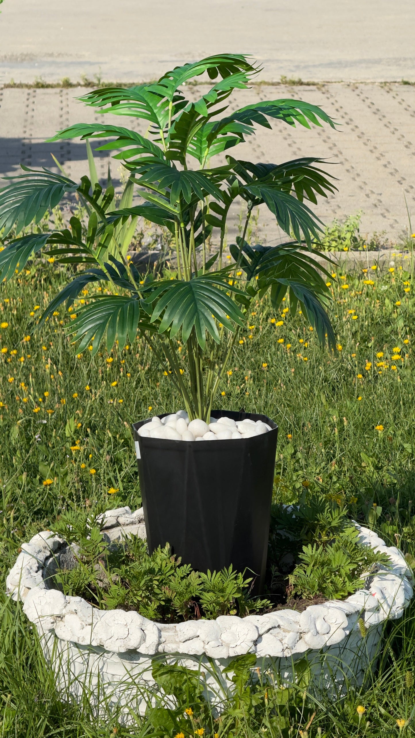 Palmieri artificiali – decor realist pentru interior și exterior, din plastic durabil, fără necesitatea întreținerii, perfecți pentru casă, birou sau grădină, cu flori, ghiveci și pietriș decorativ 2