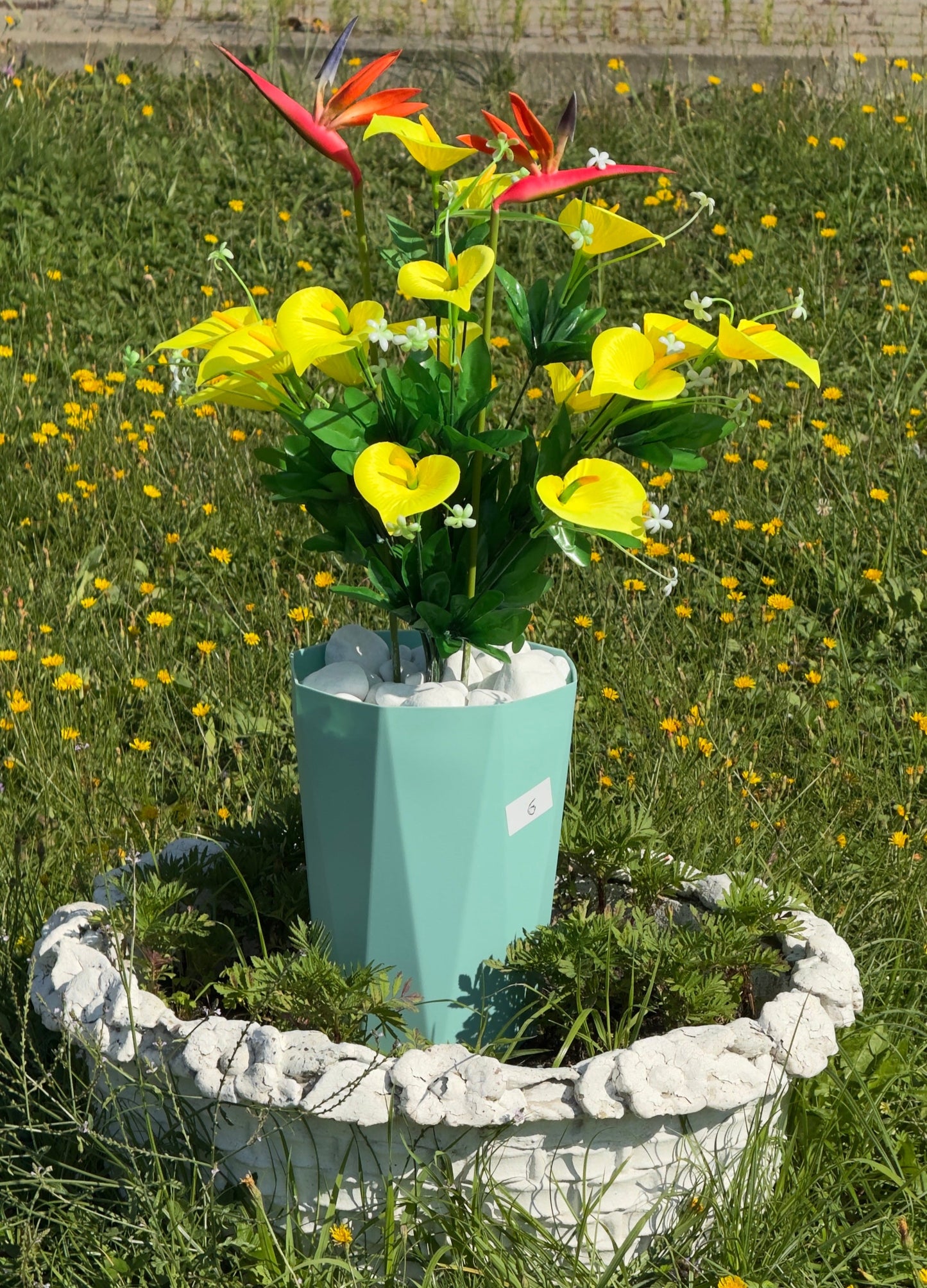 Plantă artificială Calla cu flori galbene în formă de inimă și frunze verzi – decor romantic pentru interior și exterior, ideal pentru nunți, petreceri, casă sau grădină