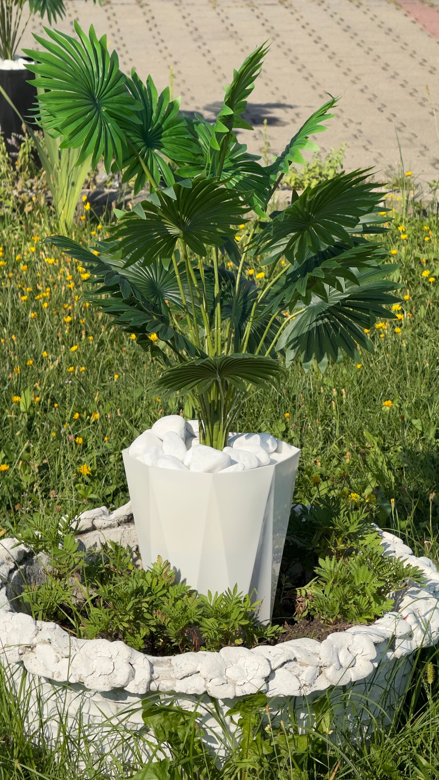 Palmieri artificiali – decor realist pentru interior și exterior, din plastic durabil, fără întreținere. Ideali pentru casă, birou sau grădină, aranjați cu flori, ghiveci și pietriș decorativ pentru un aspect elegant și natural 1