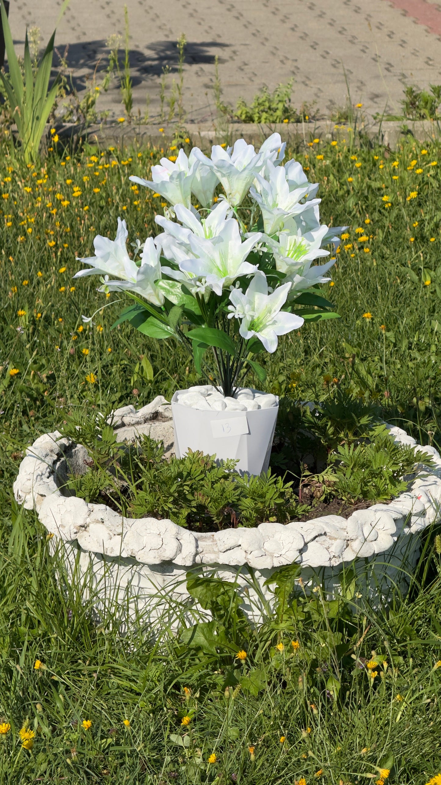 Crin artificial cu 18 flori, ghiveci și pietriș decorativ