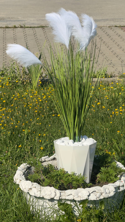 Plantă artificială de pampas cu pene albe pufoase – iarbă decorativă realistă, fără întreținere, pentru interior și exterior, cu flori, ghiveci și pietriș decorativ