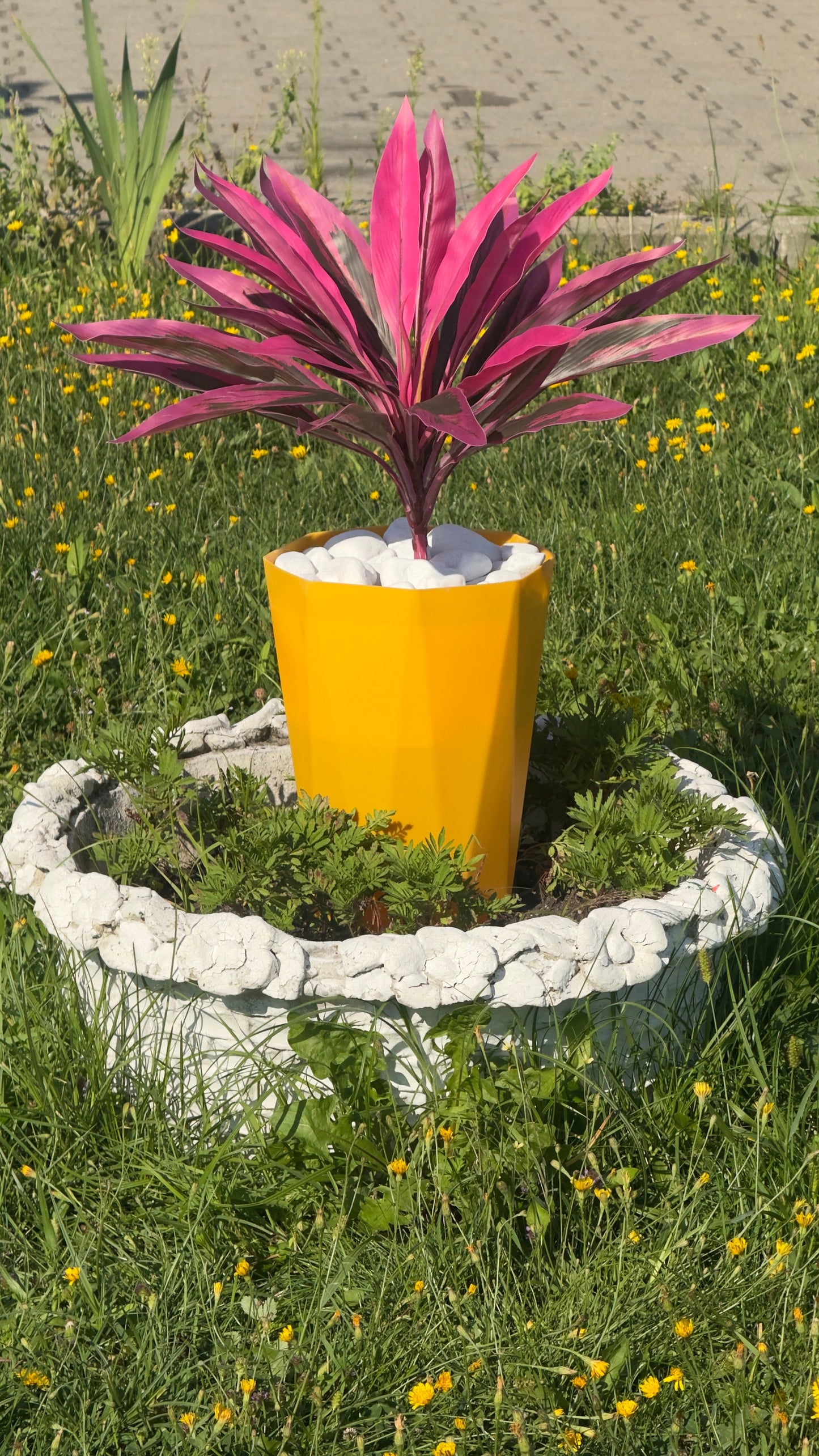 Plante verzi artificiale, imitație de plante naturale – copac Dragon Tree, cu flori, ghiveci și pietriș decorativ