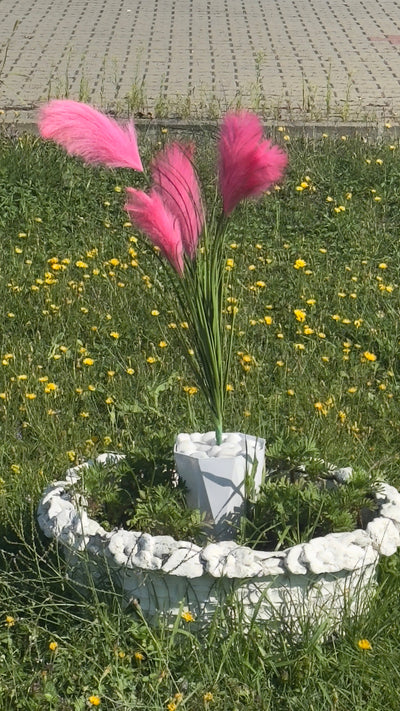 Plantă artificială de pampas cu pene roz pufoase – iarbă decorativă realistă, fără întreținere, pentru interior și exterior, cu flori, ghiveci și pietriș