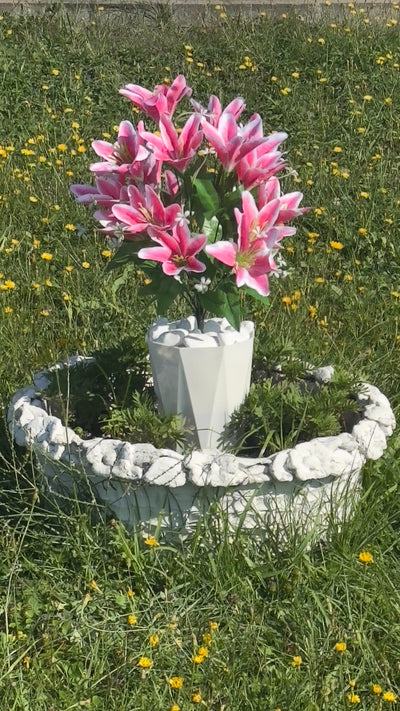 Crin roz artificial cu 18 flori, ghiveci și pietriș decorativ