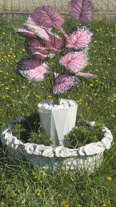 Combinație de plante artificiale cu frunze mari, flori, ghiveci și pietriș