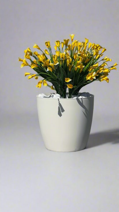 Buchet de Cale Artificiale – Flori din Plastic Galben – Vibrant pentru Decor Interior/Exterior, cu flori, ghiveci și piatră