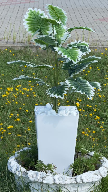 Un palmier artificial tropical mare – verdeață artificială cu dungi albe realiste pentru decor interior/exterior, cu flori, ghiveci și piatră